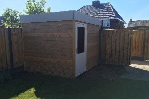 Een houten berging die Schutting Service geplaatst heeft