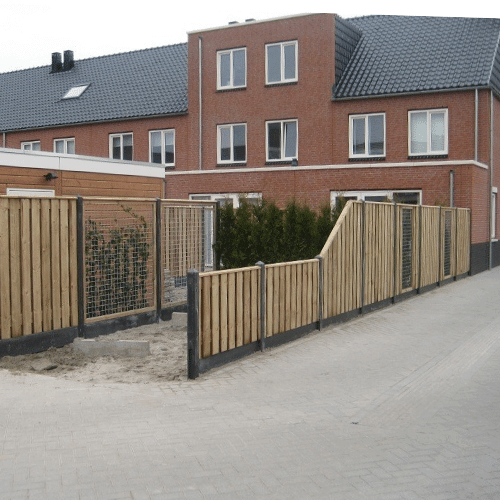houten schutting met betonpalen