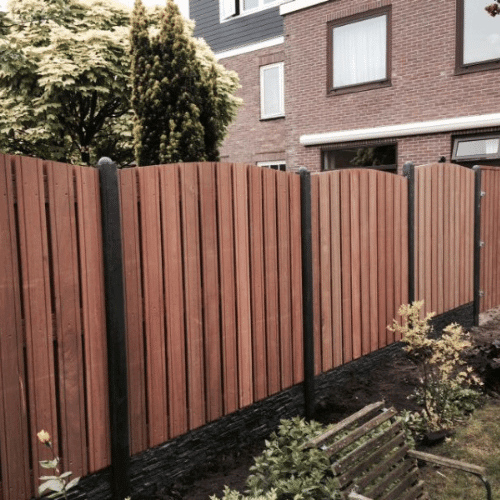 houten schutting met beton palen