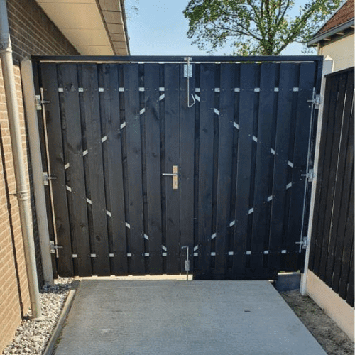 zwarte schutting poort